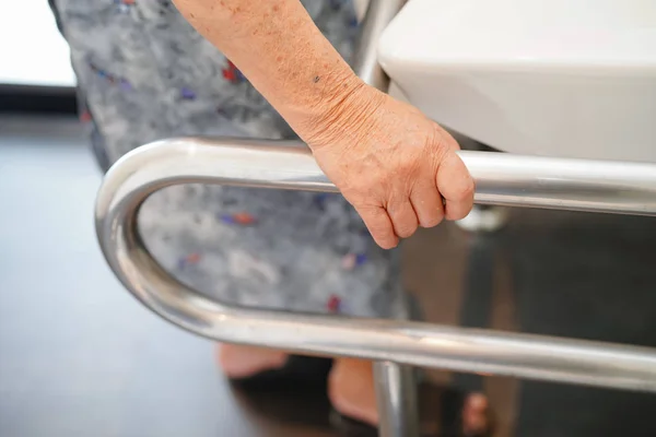 亚洲老年老年女性患者在护理病房使用卫生间处理安全问题 有力的医疗理念 — 图库照片
