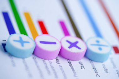 Matematik Sembolleri Grafik Tablosu. Mali Bankacılık Hesabı, İstatistik, Yatırım Analitik Araştırma Veri Ekonomisi, Borsa Ticareti, Mobil Ofis Raporlama Toplantısı Konsepti