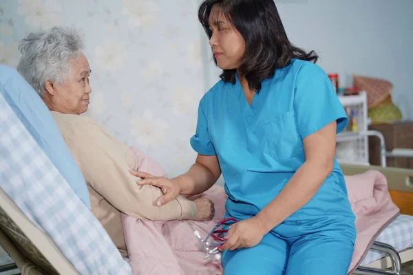 Enfermera Asiática Fisioterapeuta Médico Cuidado Ayuda Apoyo Anciana Anciana Anciana —  Fotos de Stock
