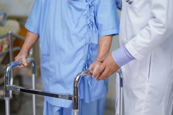Assistenza Medica Aiuto Supporto Anziani Anziani Donna Anziana Paziente Camminare — Foto Stock