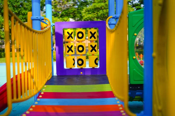 Plac Zabaw Dla Dzieci Bawiących Się Kolorowo Podwórku Parku Publicznym — Zdjęcie stockowe