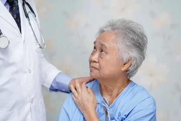 Médico Segurando Tocando Asiático Sênior Idoso Senhora Paciente Com Amor — Fotografia de Stock