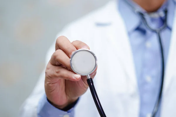 Médico Com Estetoscópio Para Verificar Paciente Enfermaria Hospital Conceito Médico — Fotografia de Stock