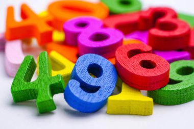 Matematik numarası beyaz arka plan üzerinde renkli: eğitim çalışma matematik öğrenme kavramı öğretmek