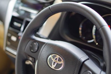 Bangkok, Tayland - 21 Eylül 2019: Modern galeride Toyota arabasının kontrol çarkı