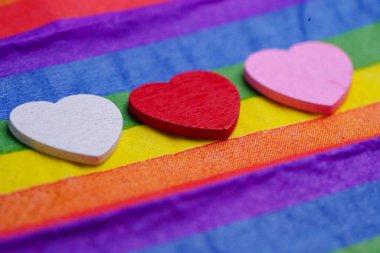 Lgbt gökkuşağı renkli kağıdındaki kalpler, lezbiyen, gey, biseksüel, transseksüel, insan hakları, hoşgörü ve barışın sembolü..