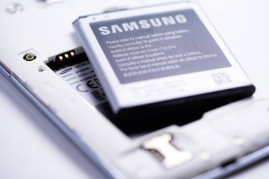 BANGKOK, THAILANDJUNE 5.2019: Akıllı Telefon SAMSUNG için batarya kapatın.