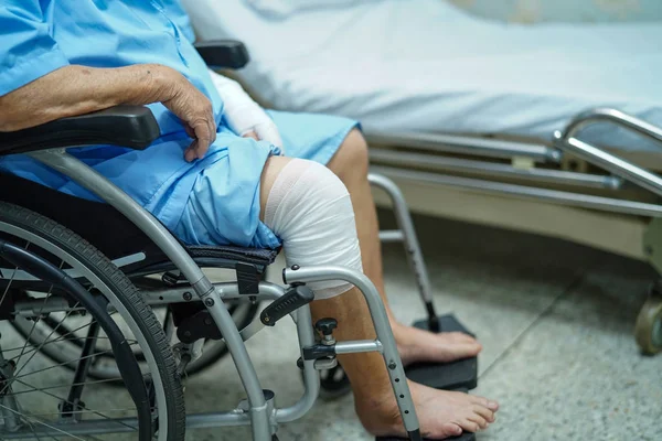 Asiática Senior Anciana Anciana Mujer Anciana Paciente Accidente Rodilla Con — Foto de Stock