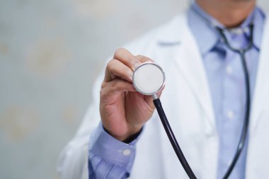 Stetoskoplu doktor hastane koğuşunda hasta kontrol etmek için: sağlıklı güçlü tıbbi kavram   