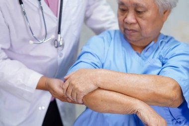 Hastane koğuşundaki yaşlı kadın hastalara yardım ve destek: Sağlıklı güçlü tıbbi konsept