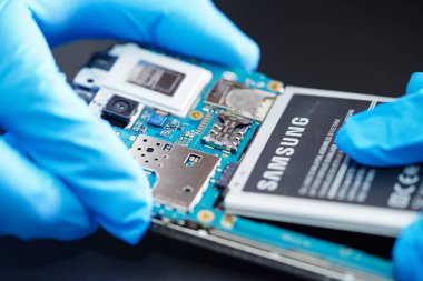 Bangkok, Tayland. 5 Aralık 2019: Smartphone Samsung için teknisyen onarım ve pil yerleştirme