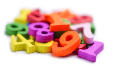 Matematik numarası beyaz arka plan üzerinde renkli: eğitim çalışma matematik öğrenme kavramı öğretmek
