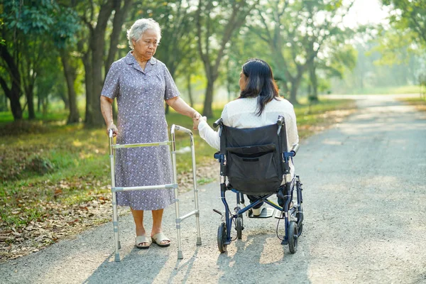 亚洲老年老太太与步行者在公园散步 妇女与轮椅在公园行走 健康有力的医疗理念 — 图库照片