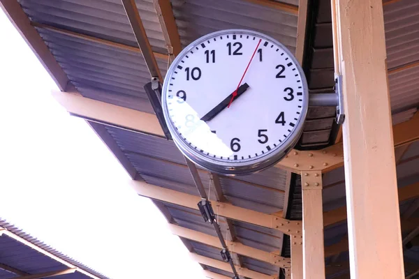 Gran Reloj Cuelga Bajo Techo Estación Tren Para Los Pasajeros —  Fotos de Stock