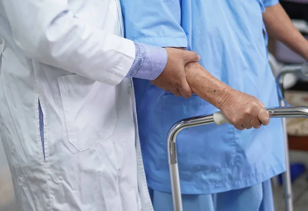 医師のヘルプアジアの高齢女性高齢者や高齢者の女性患者は 病棟で歩行者と歩く 健康的な強い医療の概念 — ストック写真