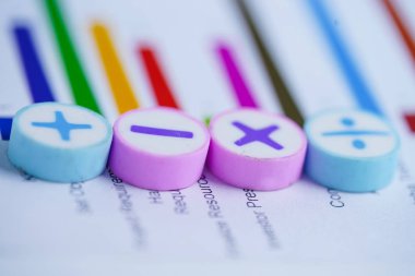 Matematik Sembolleri Grafik Tablosu. Mali Bankacılık Hesabı, İstatistik, Yatırım Analitik Araştırma Veri Ekonomisi, Borsa Ticareti, Mobil Ofis Raporlama Toplantısı Konsepti.
