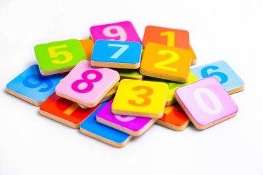 Matematik numarası beyaz arka plan üzerinde renkli: eğitim çalışma matematik öğrenme kavramı öğretmek