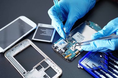 Akıllı telefon elektronik teknolojisi nin mikro devre ana kart tamir Asya Teknisyeni : bilgisayar, donanım, cep telefonu, yükseltme, temizlik kavramı