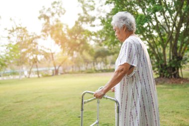 Yaşlı ve yaşlı kadın hasta Park 'ta Walker' la yürür: sağlıklı güçlü tıbbi konsept