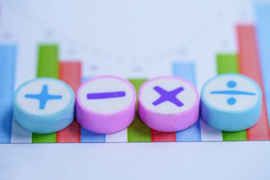 Grafik tablosundaki Matematik Sembolleri. Mali Bankacılık Hesabı, İstatistik, Yatırım Analitik Araştırma Veri Ekonomisi, Borsa Ticareti, Mobil Ofis Raporlama Toplantısı Konsepti