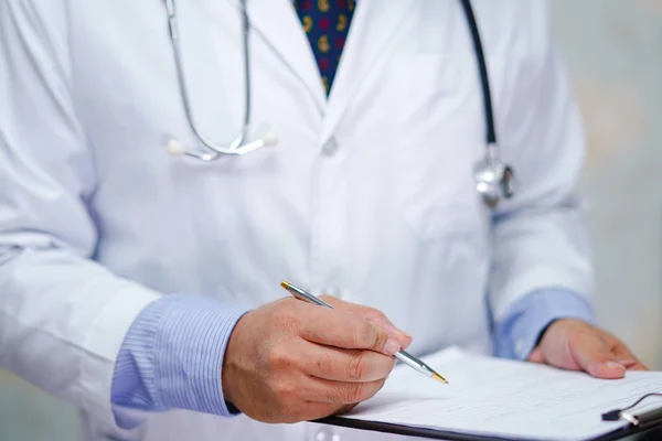 Médico Com Estetoscópio Escrever Área Transferência Para Diagnóstico Nota Pacientes — Fotografia de Stock