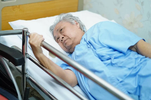 Азиатская Пожилая Пожилая Женщина Пациентка Лежащая Кровати Стационаре Здоровая Сильная — стоковое фото