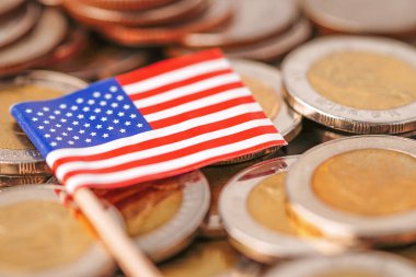Amerika 'nın Usa bayrağı arkaplanındaki madeni paralar: İş ve finans kavramı.       