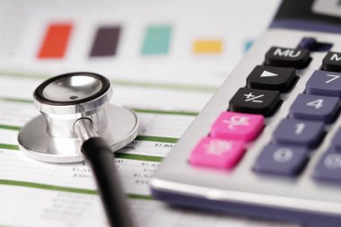 Stetoskop, tablolar ve grafikler üzerinde hesap tablosu, Maliye, Hesap, İstatistik, Yatırım, Analitik araştırma veri ekonomisi ve İş dünyası konsepti