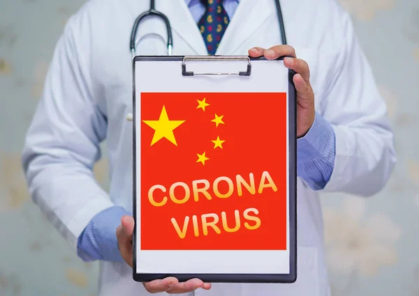 Doutor Com Alfabeto Coronavírus Bandeira China Com Estereoscópio Causar Muitas — Fotografia de Stock