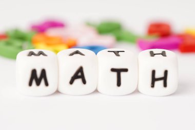 Beyaz arkaplan üzerine matematik alfabesi: Eğitim eğitimi matematik öğrenimi öğretim kavramı.