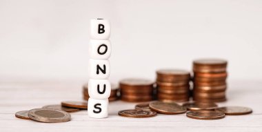 Madeni para yığını üzerindeki bonus alfabe ofis çalışanı için maaş ödeme gelirinden daha fazla. 