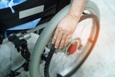 Asya kıdemli veya yaşlı yaşlı kadın kadın hasta hastane koğuşunda hemşirelik, uzaktan kumanda ile elektrikli tekerlekli sandalye üzerinde: sağlıklı güçlü tıp kavramı 