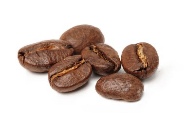 Beyaz fincanda kavrulmuş kahve çekirdeği..