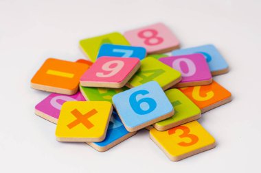Matematik numarası beyaz arka plan üzerinde renkli: eğitim çalışma matematik öğrenme kavramı öğretmek.