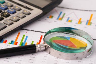 Büyüteç listelerinde elektronik kağıt grafikler. Finansal Kalkınma, banka hesabı, istatistikler, yatırım analitik araştırma veri ekonomi, borsa ticaret, iş ofis şirket toplantı kavramı.