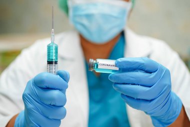 Roman Coronavirus (2019-ncov), Çin 'in Wuhan kentindeki zatürree hastalarını tedavi etmek için doktor kullanımı için şırınga ile aşı geliştirme kliniği..