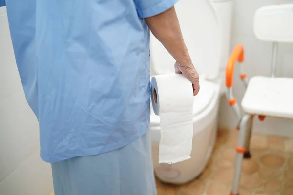 Asiática Anciana Anciana Anciana Paciente Baño Inodoro Con Tejido Enfermería —  Fotos de Stock