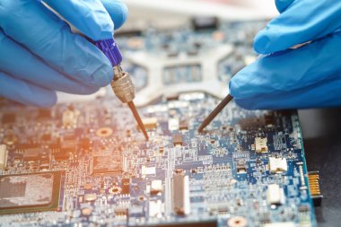 Mikro devre tamir teknisyeni ana bilgisayar elektronik teknolojisi: donanım, cep telefonu, güncelleme, temizlik konsepti.