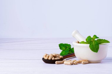 İlaç bitkisel kapsül, vitamin, mineral, sağlıklı yaşam için bitkisel yapraklı ilaç..