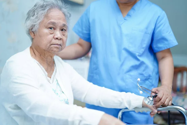 Infermiera Asiatica Fisioterapista Medico Cura Aiuto Supporto Anziani Anziani Paziente — Foto Stock