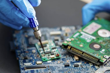 Asya Teknisyen tamir mikro devre ana kart bilgisayar elektronik teknolojisi : donanım, cep telefonu, yükseltme, temizlik kavramı.