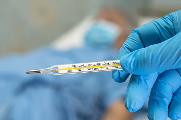 Doctor Holding Digital Thermometer Measures Asian Senior Elderly Old Lady — Stock Photo, Image