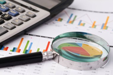 Büyüteç listelerinde elektronik kağıt grafikler. Finansal Kalkınma, banka hesabı, istatistikler, yatırım analitik araştırma veri ekonomi, borsa ticaret, iş ofis şirket toplantı kavramı.
