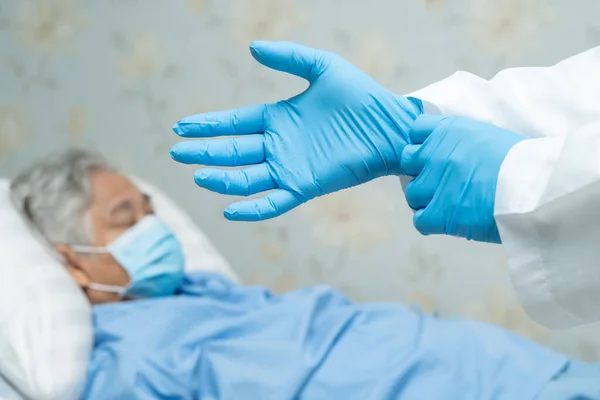 アジアの高齢女性高齢者の女性患者は 安全感染を保護し 殺すために病院で医師と顔マスクを身に着けています新しいコロナウイルス 2019 Ncov Covid 19ウイルス — ストック写真