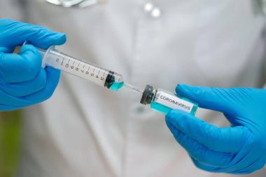 Roman Coronavirus (2019-nCoV) Covid-19 aşı geliştirme medikal şırıngası ile Wuhan, Çin 'deki zatürree hastalarını tedavi etmek için kullanılır..