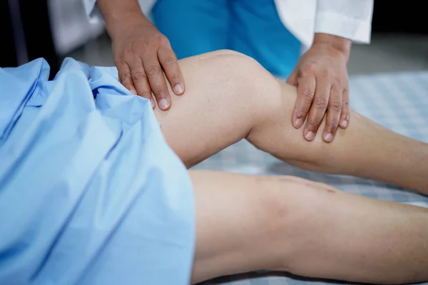 Fisioterapeuta Haciendo Fisioterapia Rehabilitación Rodilla Con Paciente Enfermería Hospitalaria Concepto — Foto de Stock