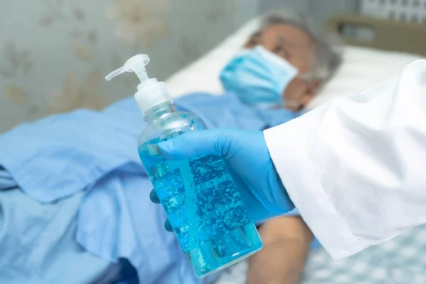 亚洲人用蓝色酒精清洁剂凝胶洗手 以保护安全感染 并杀死新型科维德19型病毒 细菌和细菌 — 图库照片