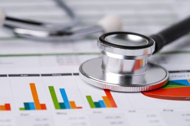 Grafik kağıdındaki steteskop: finans, hesap, istatistik, analitik ekonomi iş konsepti.