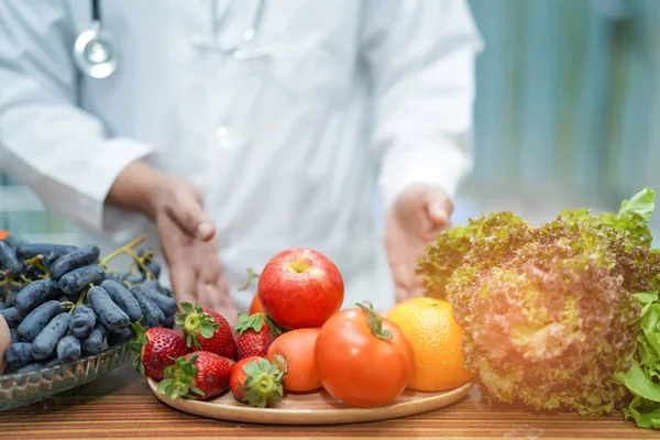 Médico Nutricionista Com Frutas Vegetais Mesa Para Instruir Comida Saudável — Fotografia de Stock