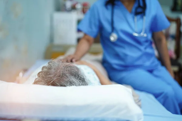 Enfermeira Asiática Fisioterapeuta Atendimento Médico Ajudar Apoiar Seniores Idosos Paciente — Fotografia de Stock